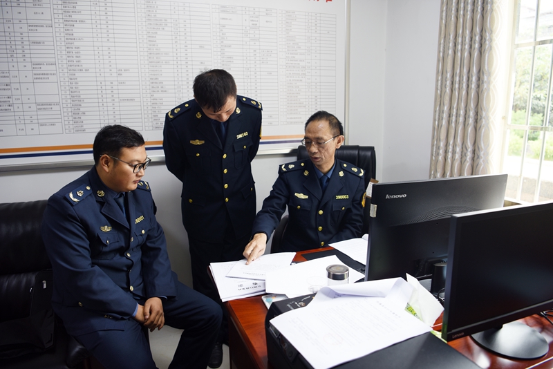 图2：路政支队副支队长张迎锋（右一）向路政人员指出案卷存在的问题..jpg
