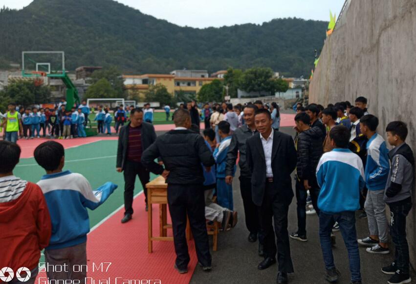 观看学校体育节活动.jpg