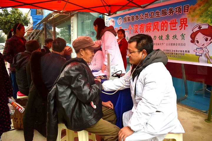 （图为：正在为群众诊察疾病）.jpg