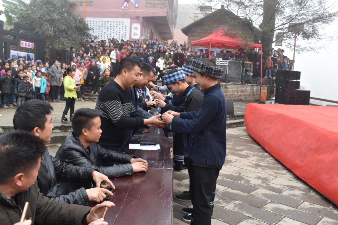 “浪哨+敬酒歌”合唱表演（敬酒环节）.jpg