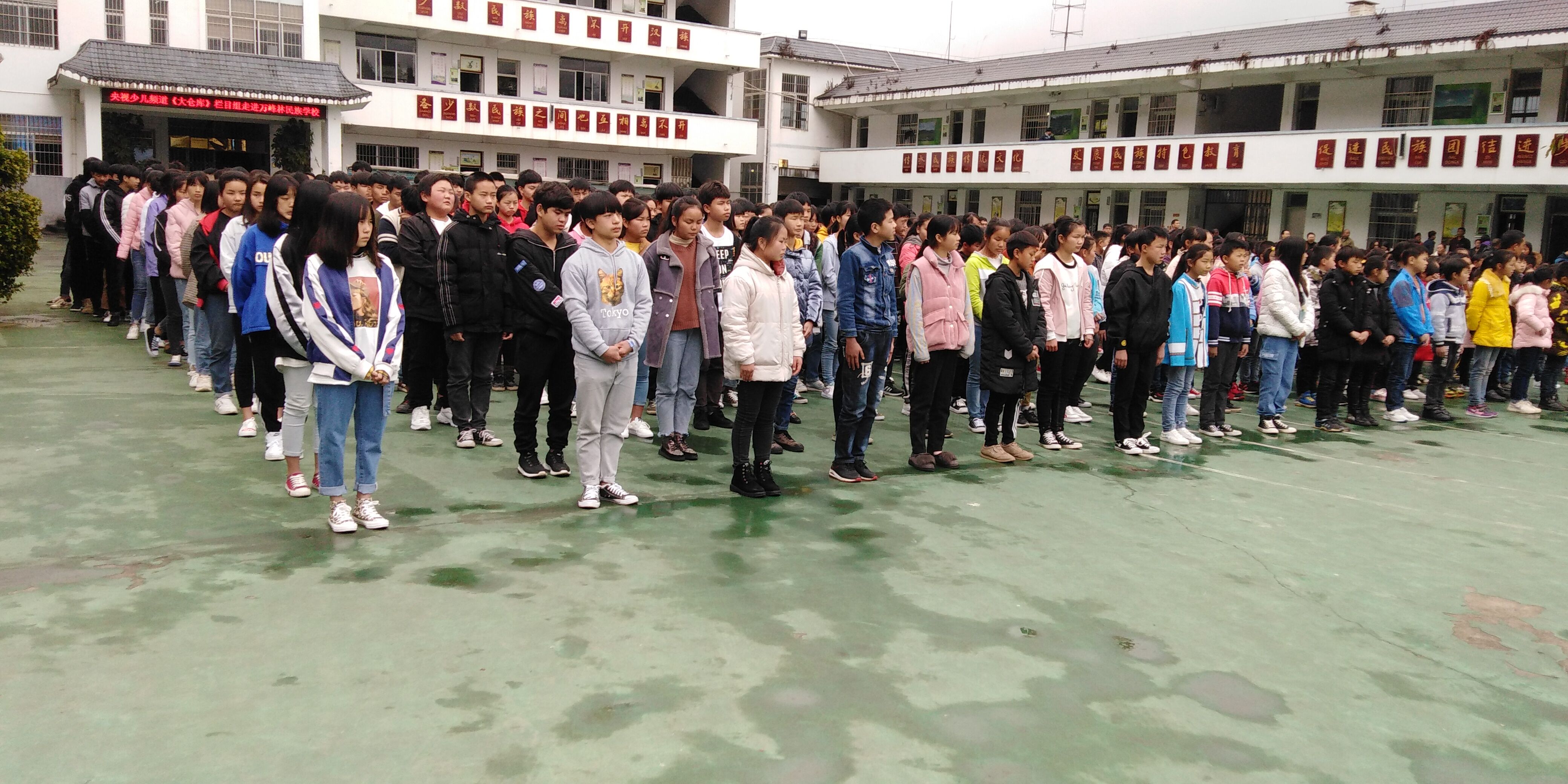 学校举行“开学安全第一课”主题教育实践活动现场 (1).jpg