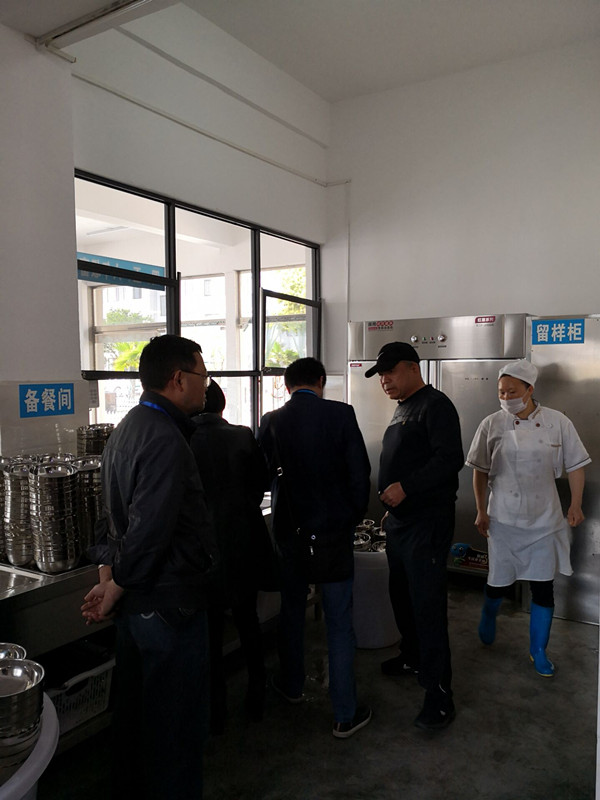 工作人员检查食堂卫生.jpg