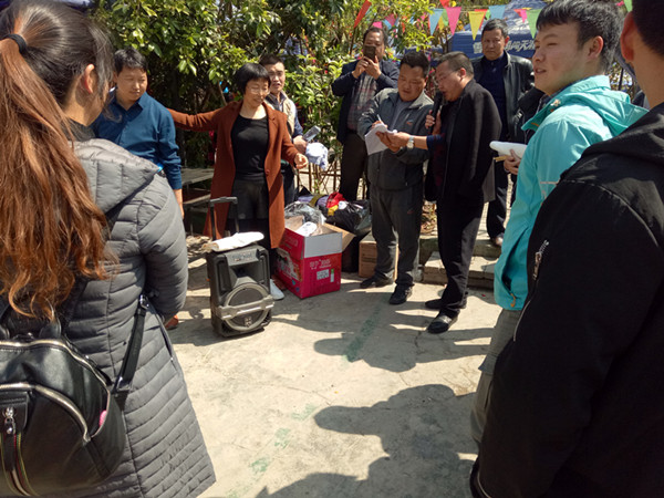 1552276011807072500.jpg 为女同胞们发放节日礼物.jpg