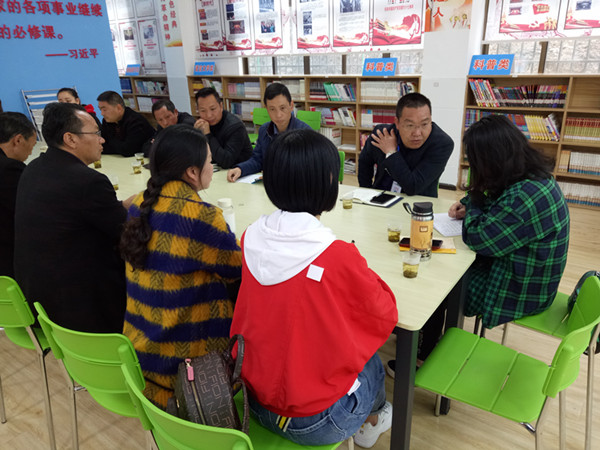 1552276222354098768.jpg 东贡小学校长陈洪在汇报情况.jpg