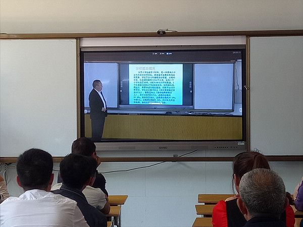 1553495164221051436.jpg 陈洪校长在向家长们介绍学校情况.jpg