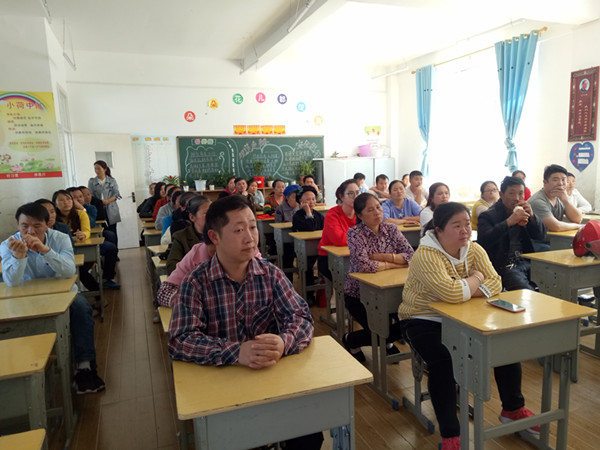 1553495171545031905.jpg 家长们在听取陈洪校长的报告.jpg