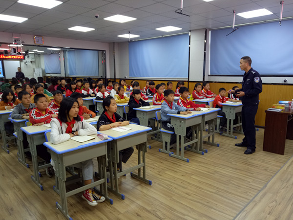 1555306825096024762.jpg 认真听讲的同学们.jpg