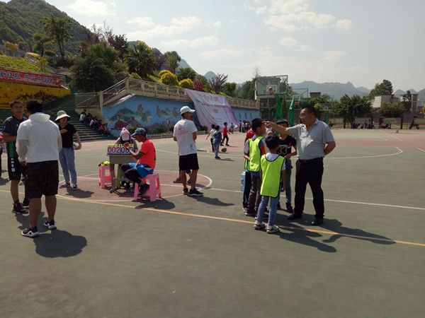 1555894418656071217.jpg 陈洪校长鼓励小队员.jpg