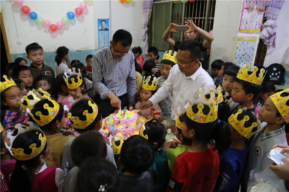 与小朋友一起共度生日.jpg