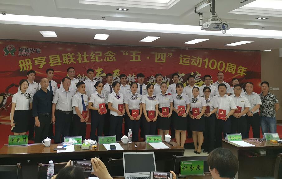 获奖选手与评委合影留念.jpg