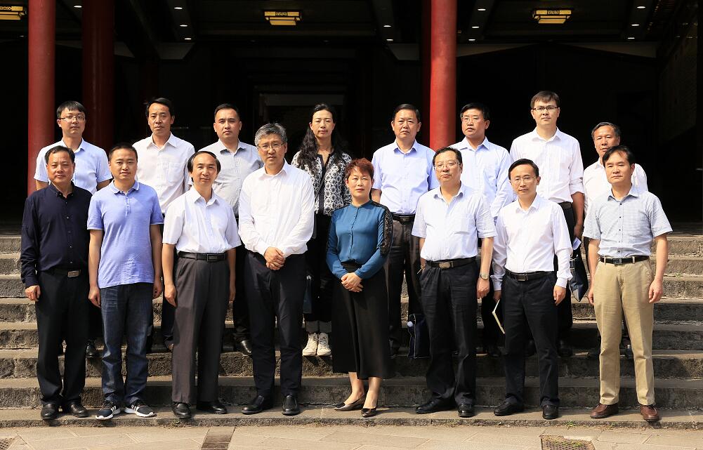 考察团一行在兴义八中翔宇楼前合影留念.jpg