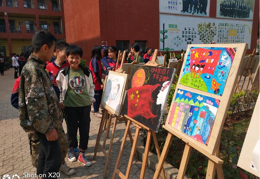 同学们在看艺术节的画展.jpg