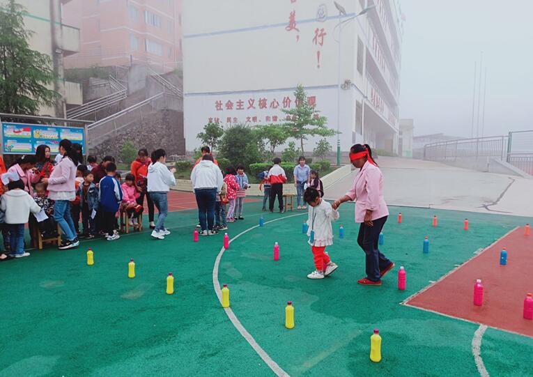 亲子游戏——《小小领路人》.jpg