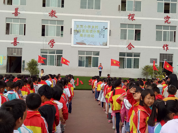 1558942056922054625.jpg 主持人在主持活动.jpg