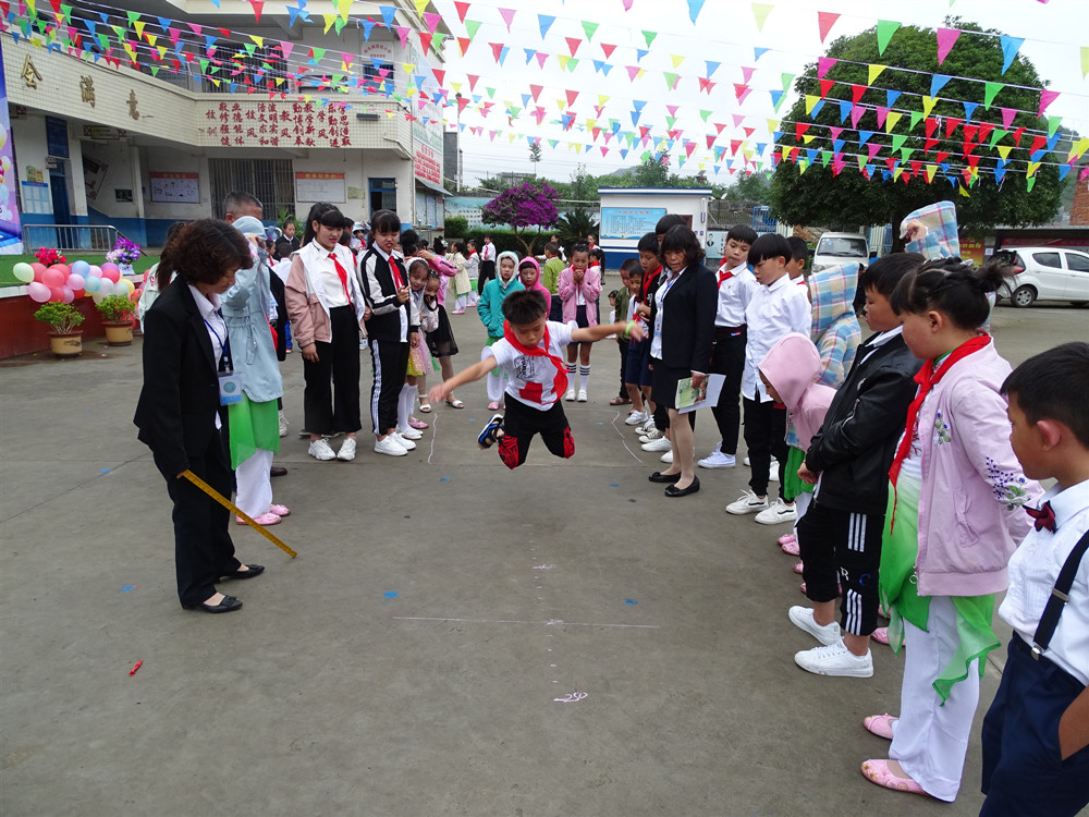 郑屯镇团结小学举行庆祝六一儿童节体育竞赛暨颁奖活动