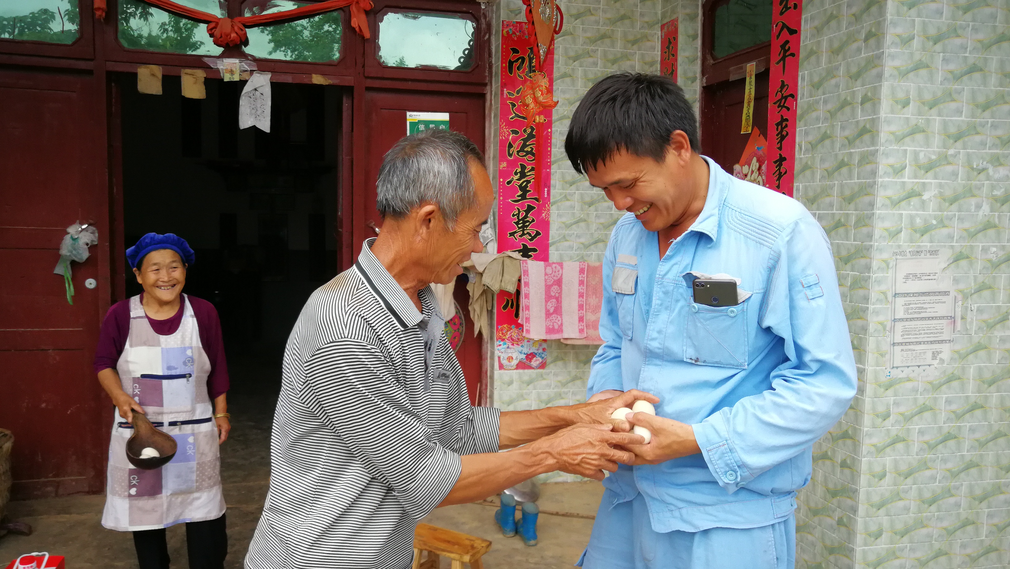 村民将鸡蛋放在客户经理手中.jpg
