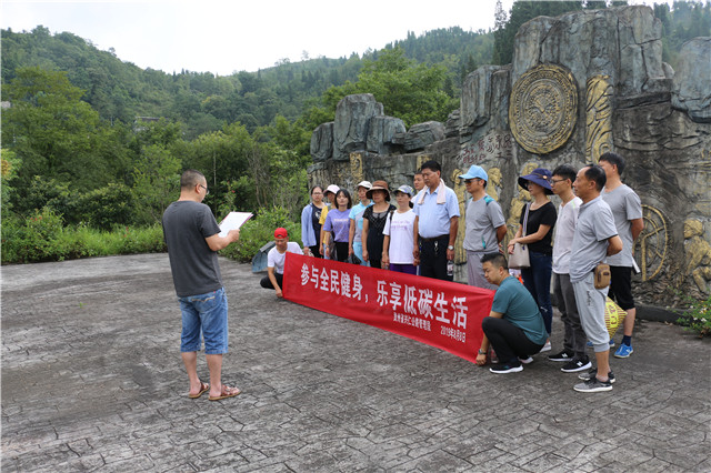 图2：兴仁公路管理段工会主席李林鼓励职工健身的一番发言迅速掀起健身热潮.jpg