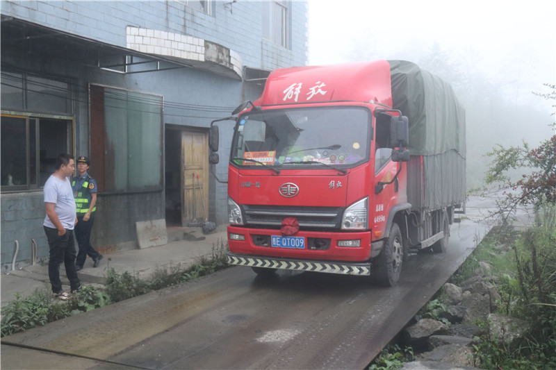 图3、超限车辆进行检测.jpg