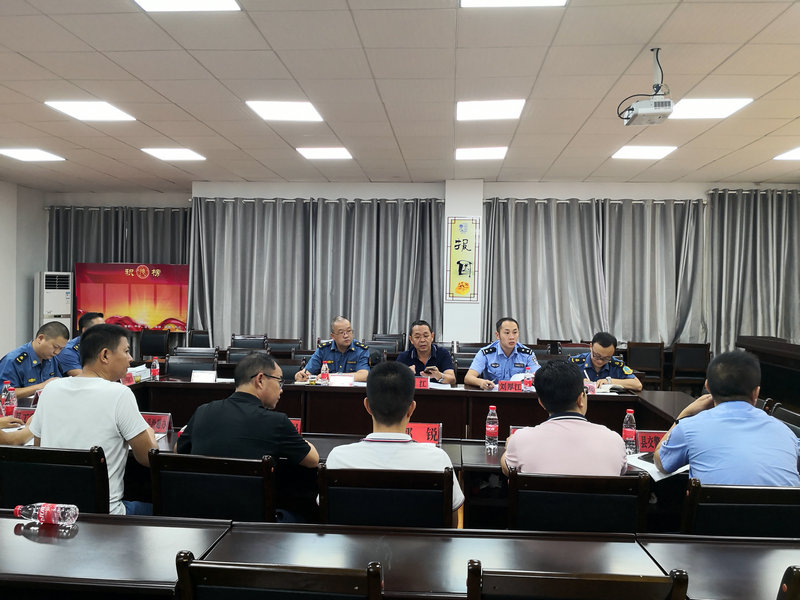 图2：治超工作督导检查组在贞丰召开治超工作座谈会..jpg