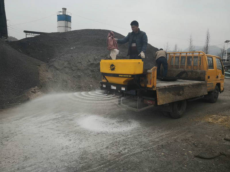 图3、兴仁公路管理段应用使用植物基非氯环保融雪剂除雪.jpg