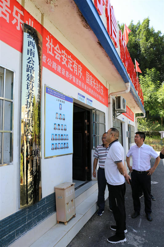 甘晓毅（中）查看册八线项目部人员组成情况.jpg
