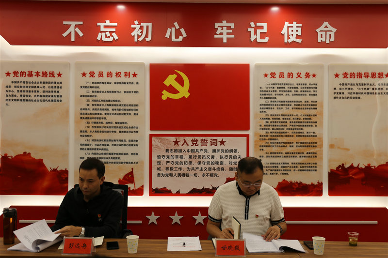 甘晓毅（右一）和行政部负责同志到会指导.jpg