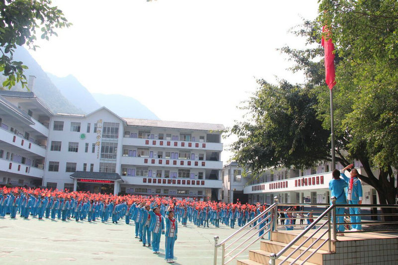 兴义市万峰林民族学校开展庆祝成立70周年活动