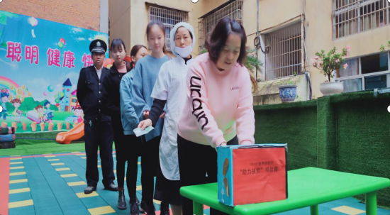 图为成长快乐幼儿园募捐现场.png