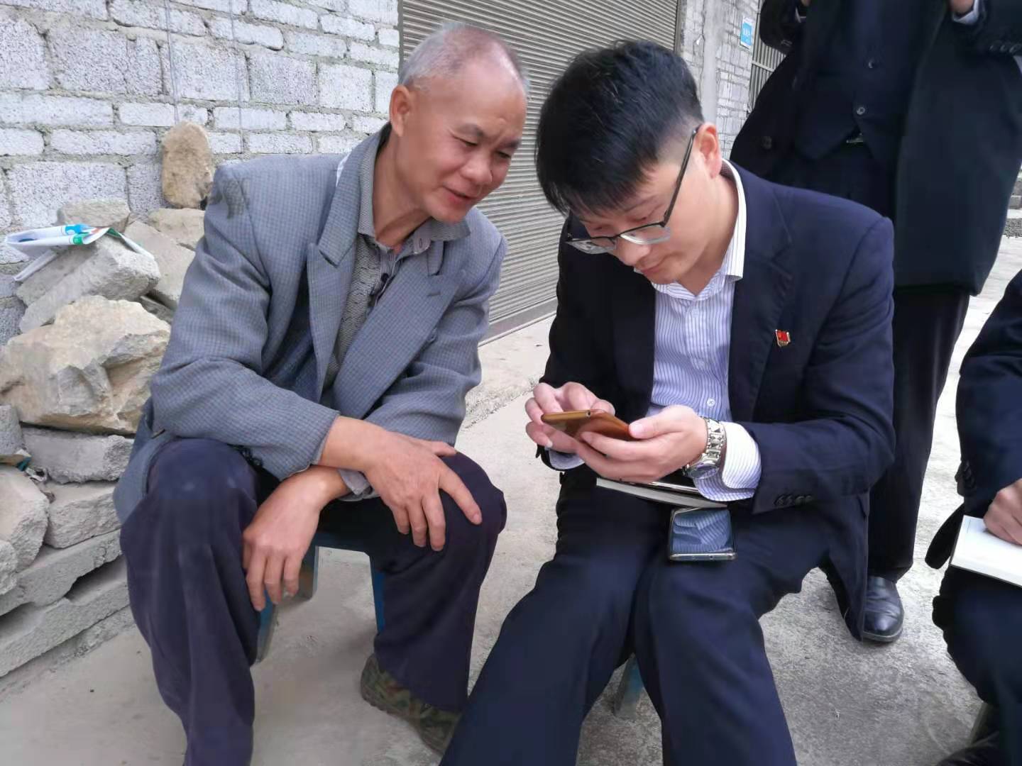 党员同志教授客户使用黔农云缴纳医疗保险.jpg