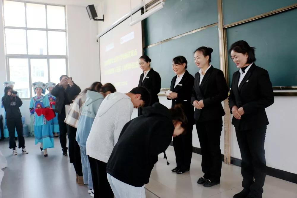 仪式上学生向师傅敬茶行拜师礼.jpg