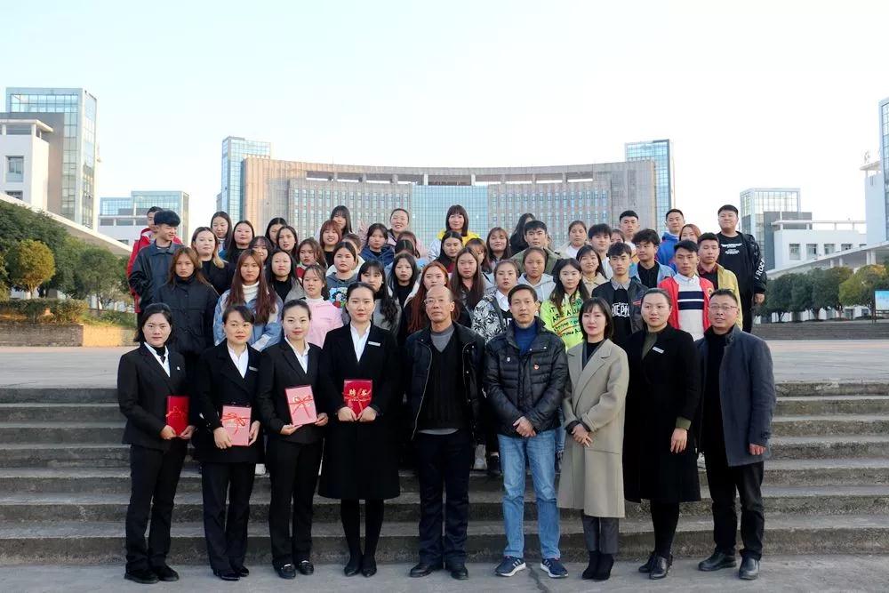富康“冠名班”学员和老师合影.jpg