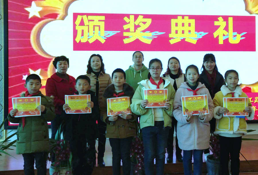 1576760478535034779.jpg 图片4:颁奖典礼上获奖学生与评委老师合影.jpg