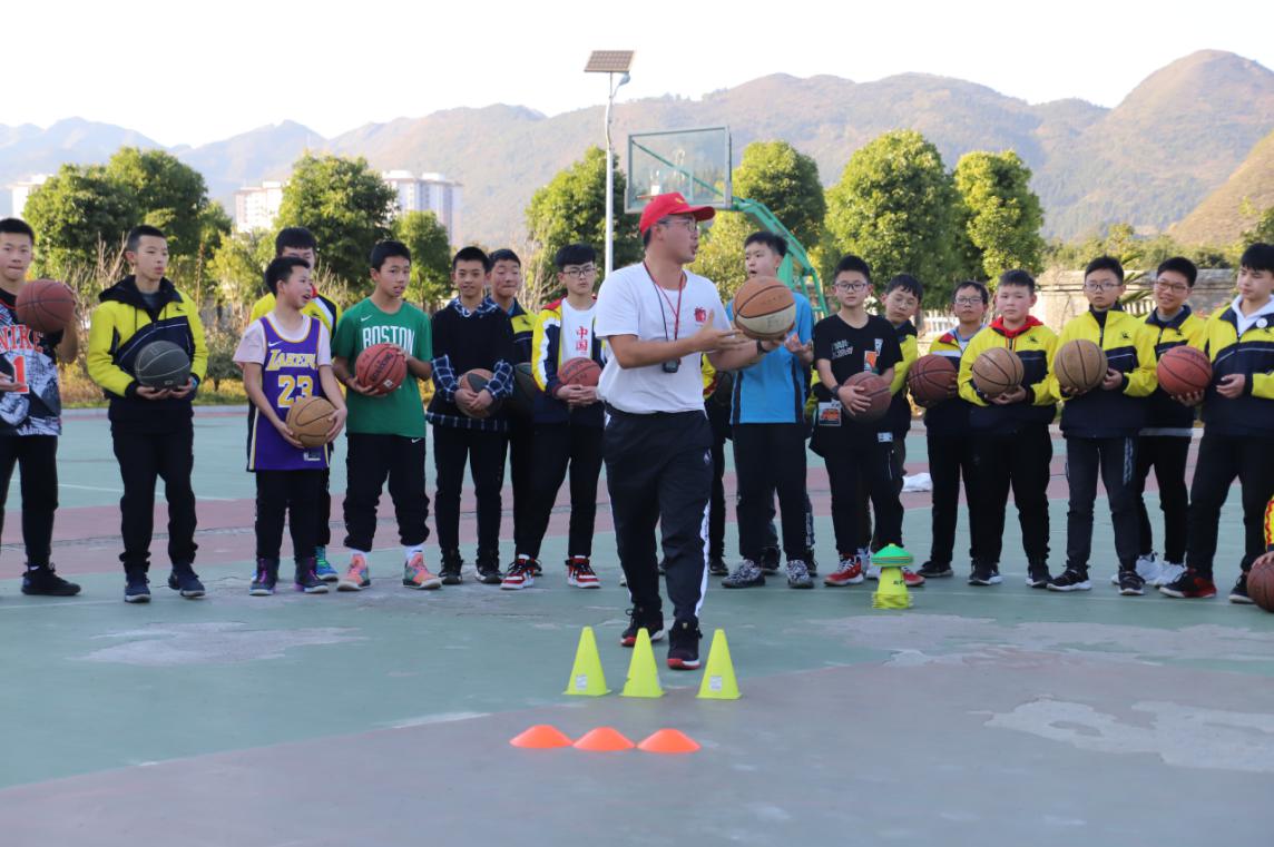 张洪老师的《行进间上篮》.jpg