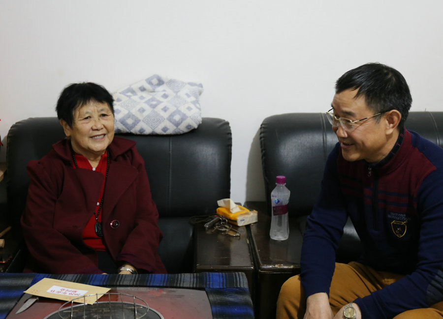 熊延华（右一）与姜开芬老人亲切交谈.jpg