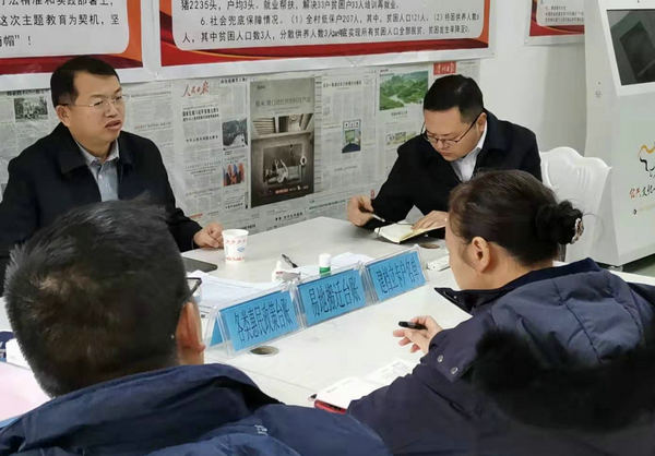 联社党委书记、理事长卢世悠到双喜村慰问第一书记，与其交心谈心.jpg