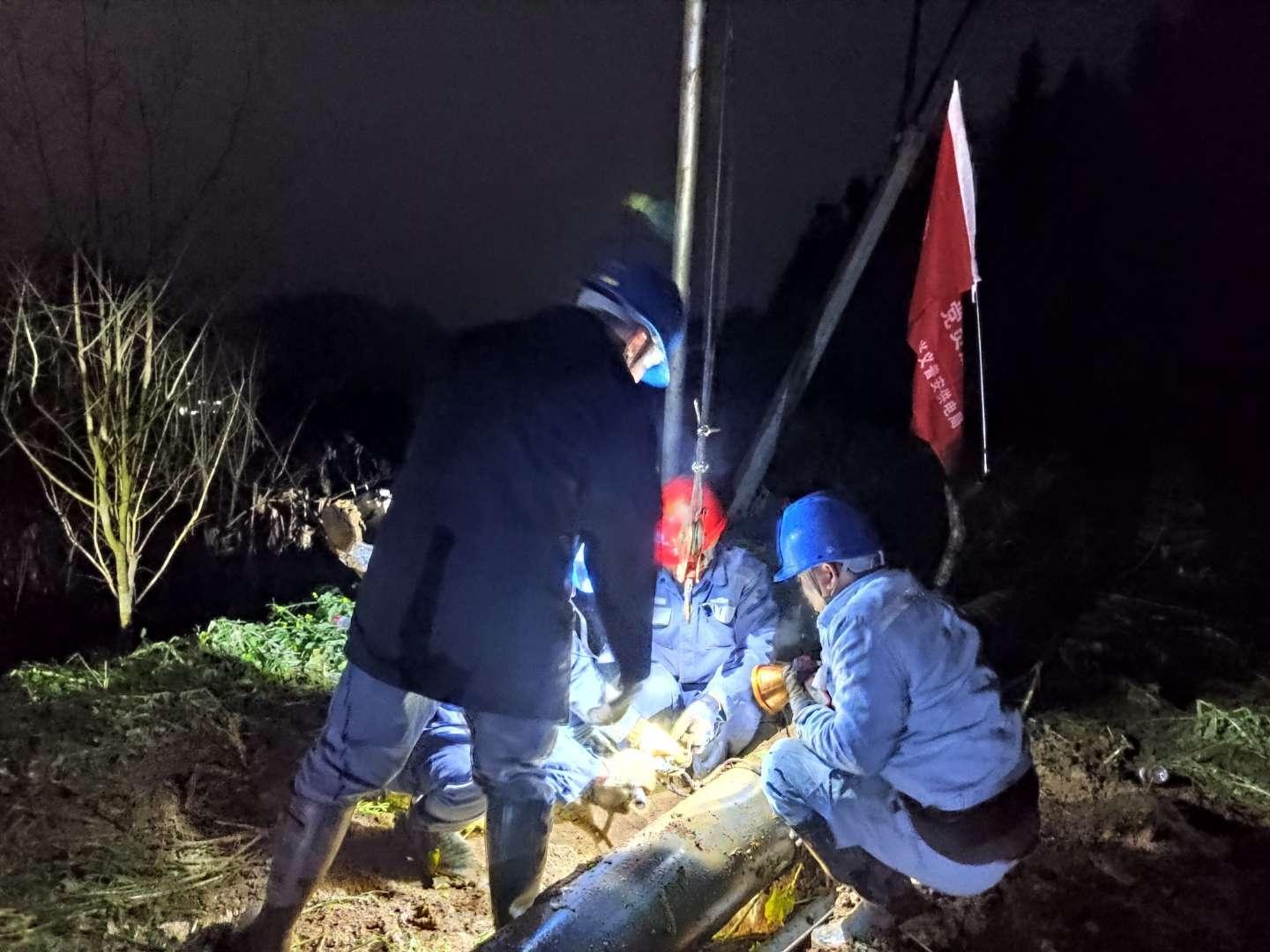 1581413122960005615.jpg 青年突击队积极投身疫情防控阻击一线 (2).jpg