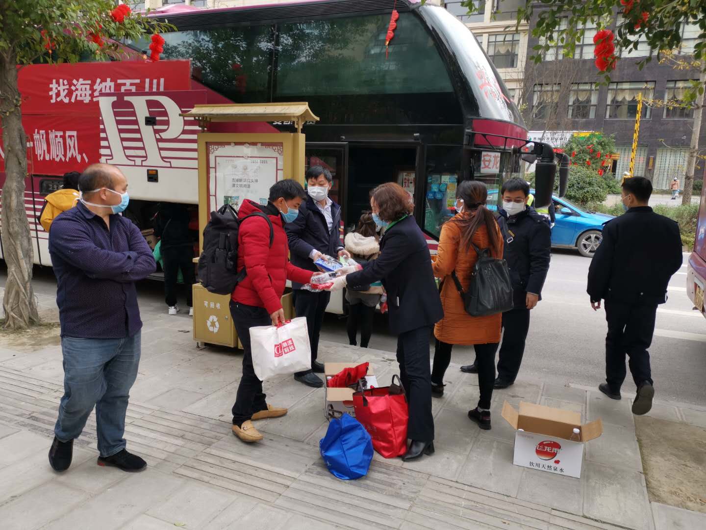 1582336944060051548.jpg 为外出务工人员发放行李袋、矿泉水.jpg