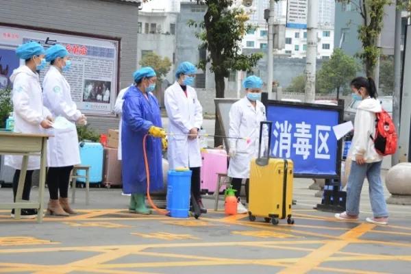3月15日，在贞丰县贞丰中学，卫健部门工作人员为返校学生的行李进行消毒.jpg