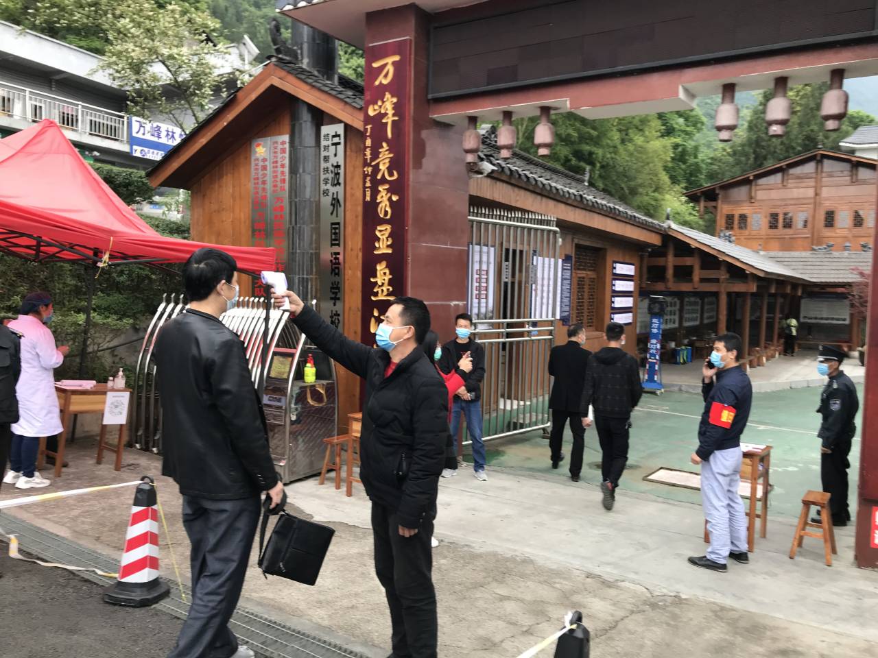 万峰林民族学校举行疫情防控应急演练活动.jpg