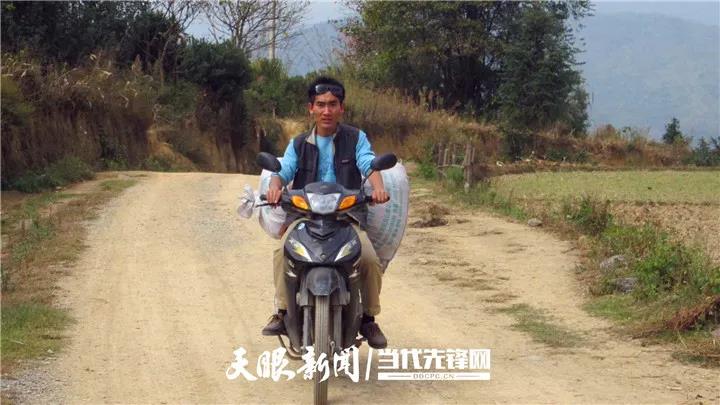 刘秀祥和他的摩托车.jpg