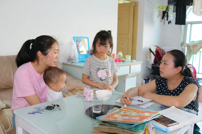 一（3）班班主任刘玲莉走访建档立卡户了解周明玥学习情况.jpg
