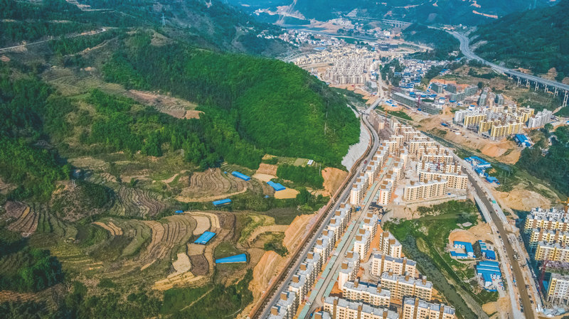 1593330727788007716.jpg 图1.国道552线公路贯穿全省最大的一抹搬迁安置点——册亨县高洛新区(雷文兴-摄).jpg