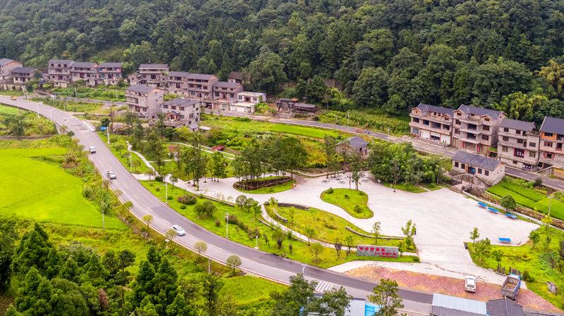 1593330771483055018.jpg 图3.省道313线公路带动乡村旅游,秀美如画的陂鼐古寨(雷文兴-摄).jpg