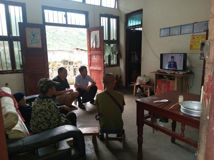 1593647580725068379.jpg 图2. 兴义公路管理局党委派驻安龙县者孔村第一书记李朝阳与扶贫户一起观看大会直播.jpg