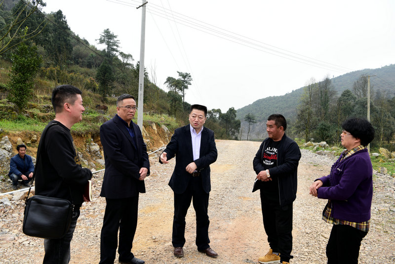 图1.刘刚（左一）陪同贵州省公路局党委书记李健（左三）及兴义公路局长袁大海（左二）到洒金村调研指导脱贫攻坚工作，主要了解打柴山至纳花地连接线路工程建设规划.jpg