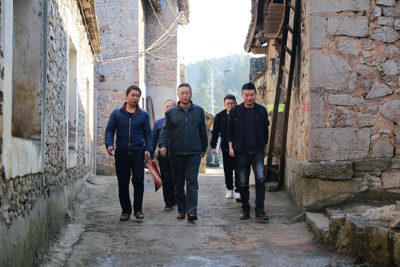 图2. 兴义公路管理局党委书记朱光学（左三）听取驻村第一书记刘刚（右一）同志汇报驻村工作情况.jpg