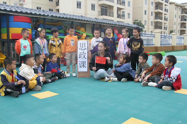 2  颜莉凤园长在思政课上教小朋友们唱《国歌》.jpg