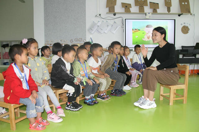 1   陈云春教师在思政课上给小朋友们讲寓言故事《狼来了》.jpg