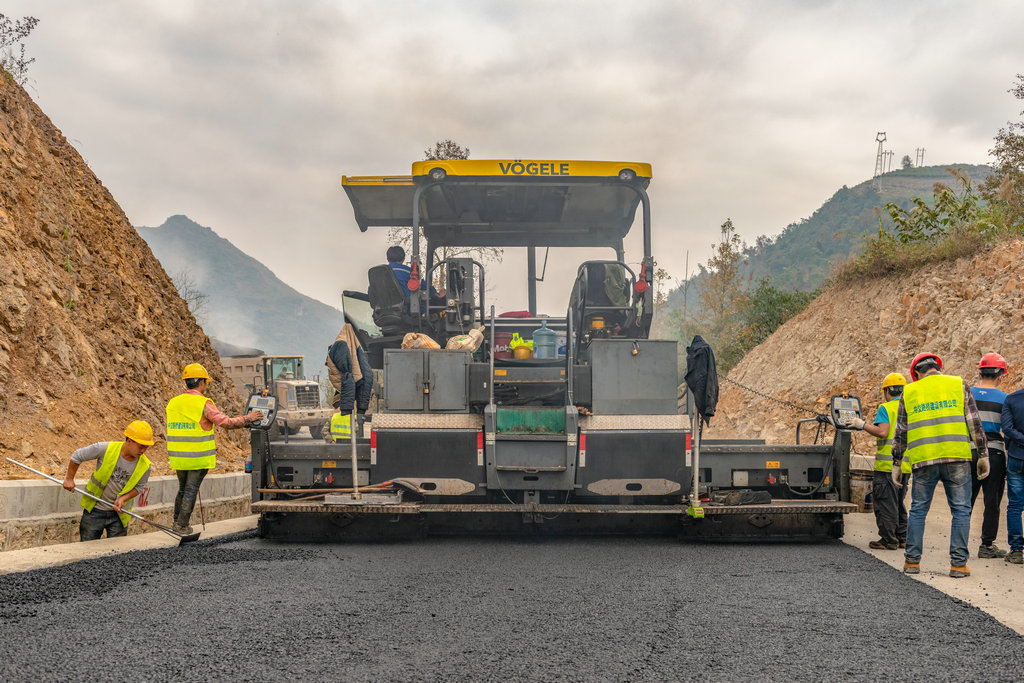图3.G354大厚度、全宽度无缝摊铺路面    雷文兴  摄_副本.jpg