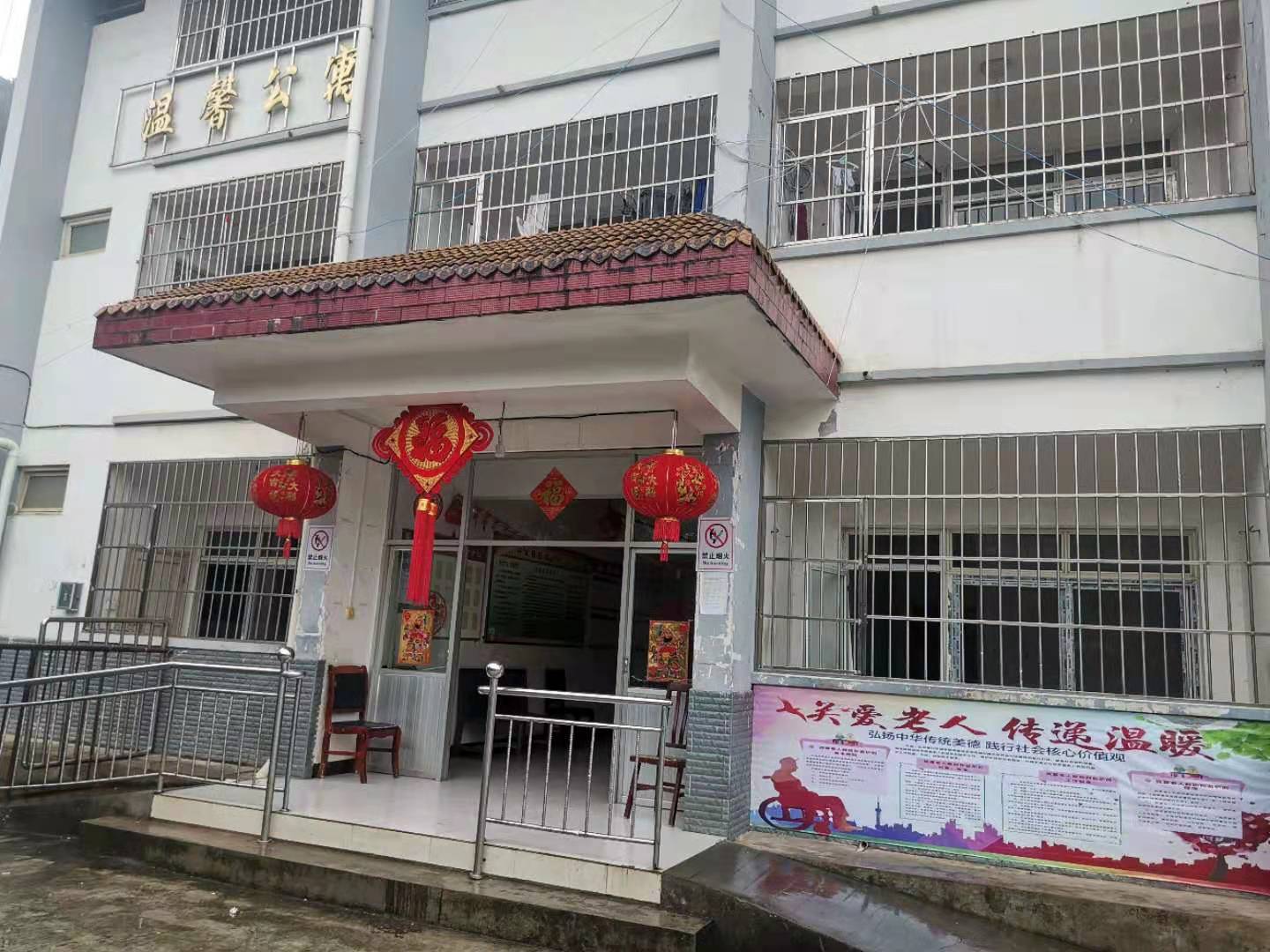 图为楼前灯笼高高挂.jpg